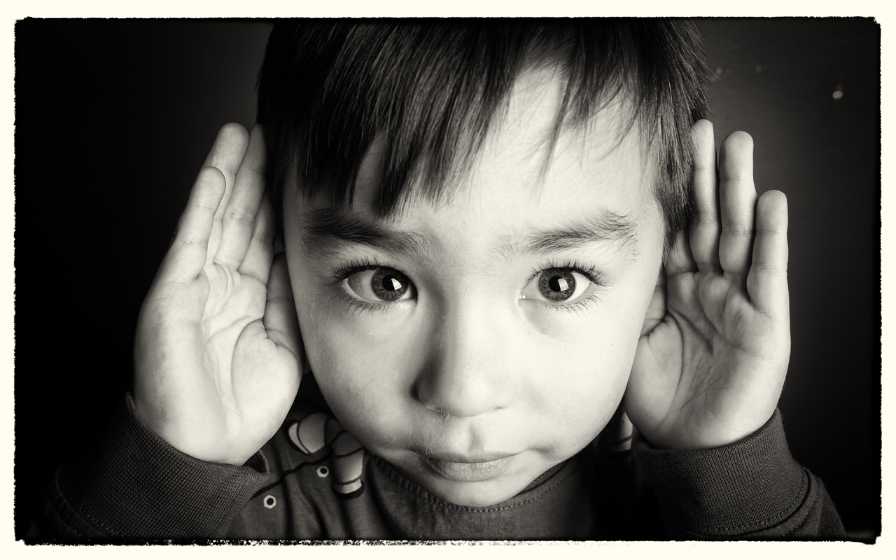 Глухонемой мальчик. Глухих детей. Глухой ребенок. Слабослышащие дети картинки. Неслышащий ребенок.